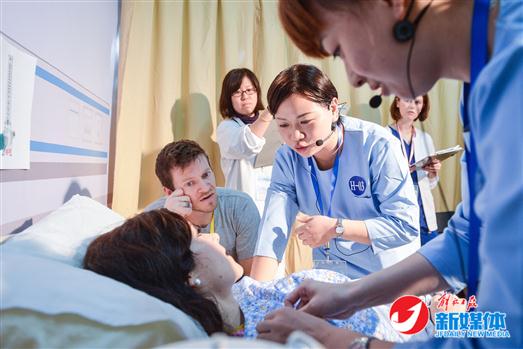 好4“标准病人”和“病人家属”和护士、准护士用英语进行护患沟通。