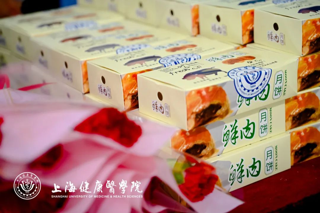 教师节大会现场发放鲜花和鲜肉月饼2.jpg 图片
